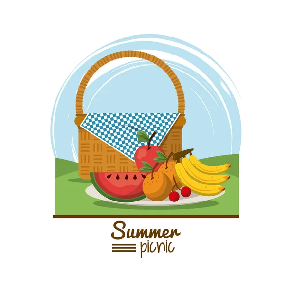 Colorido logo picnic de verano con paisaje al aire libre con cesta de picnic y plato con frutas tropicales — Vector de stock