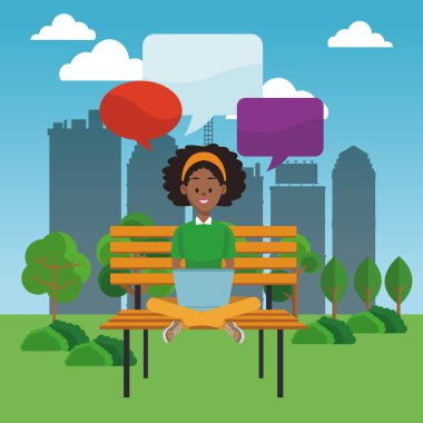 Dizüstü bilgisayar kullanan park adlı genç kadın