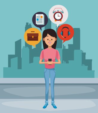 Akıllı telefon kullanan genç bir kadın.