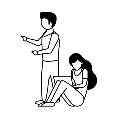 Genç çift dizüstü bilgisayar karakterleri kullanıyor