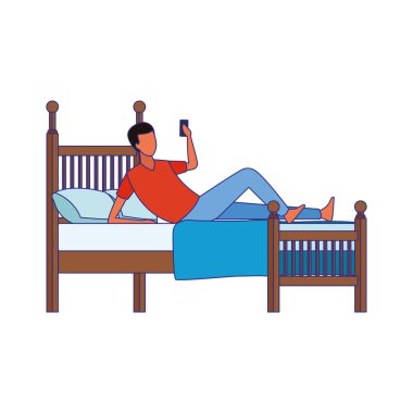 Yatakta cep telefonu kullanan bir adam.