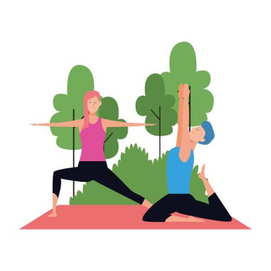 Genç adam ve kadın dışarıda yoga yapıyorlar.