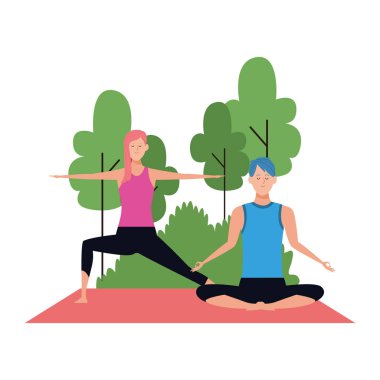 Genç çift dışarıda yoga yapıyor.