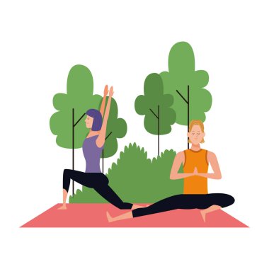 Genç çift dışarıda yoga yapıyor.