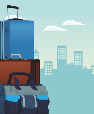 şehir binalarının arka planında seyahat valizleri