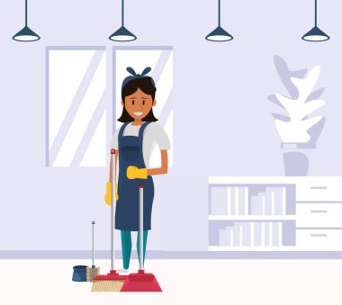 Kadın işçi süpürgeyle temizlik yapıyor.