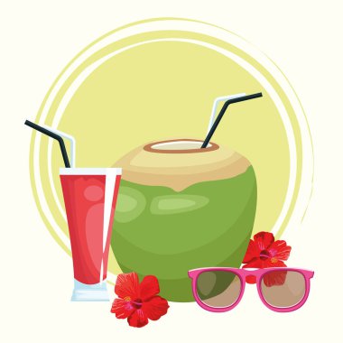 Hindistan cevizi içeceği, güneş gözlüğü ve tropik çiçekler.