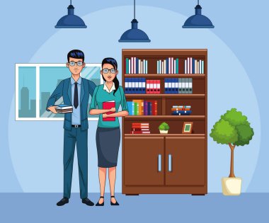 Ofis manzarasında renkli tasarım yapan bir iş çifti.