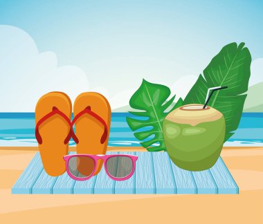 Sandaletler, hindistan cevizi içeceği ve sahilde tropikal yapraklar.