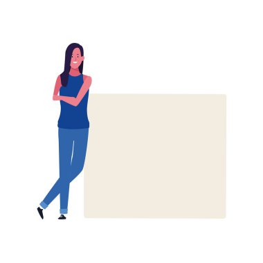 Mutlu kadın boş posterin yanında duruyor, renkli tasarım.