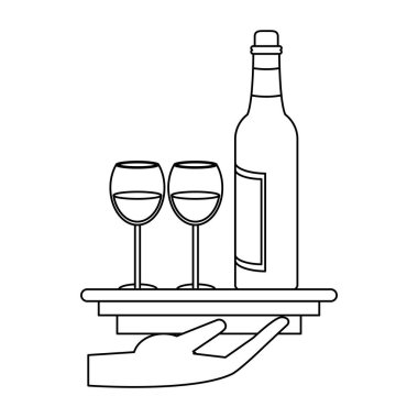 Garson, elinde şarap şişesiyle bir tabak tutuyor.