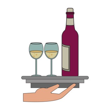 Garson, elinde şarap şişesiyle bir tabak tutuyor.