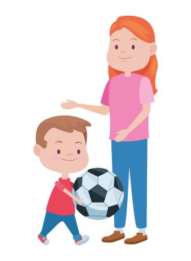 Sevimli anne ve oğul futbol oynuyor.