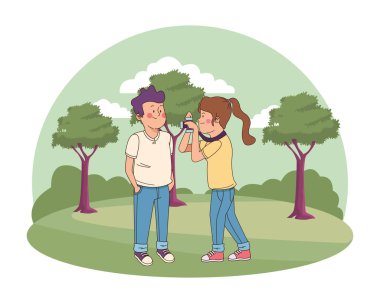 Gençler arkadaşlar gülümseyen ve eğlenmek