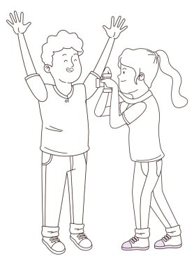 Genç arkadaşlar gülümsüyor ve siyah beyaz eğleniyorlar.