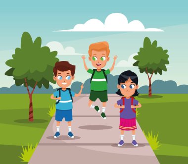 Parkta sırt çantalı okul çocukları