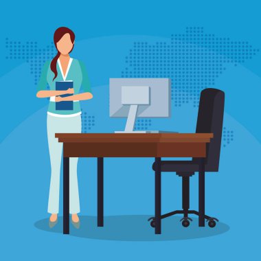 Dosyası olan iş kadını bilgisayar koltuğu ofis başarısı işi