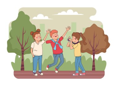 Gençler arkadaşlar gülümseyen ve eğlenmek