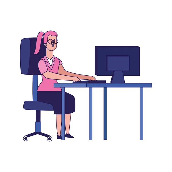 Мультяшная женщина работает на рабочем столе с компьютером — стоковый вектор