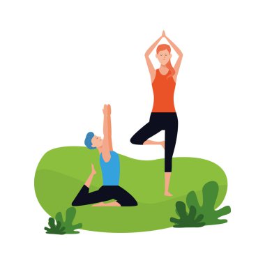 Rahat çift dışarıda yoga yapıyor.