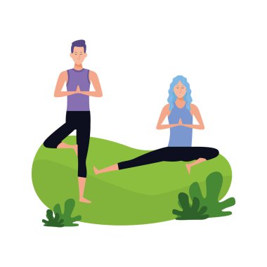 Kadın ve erkek çimlerin üzerinde yoga yapıyor.
