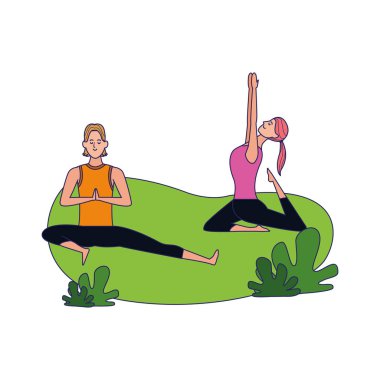 Mutlu kadın ve erkek dışarıda yoga yapıyor.