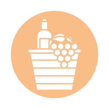 Sepetteki üzümlü şarap şişeleri