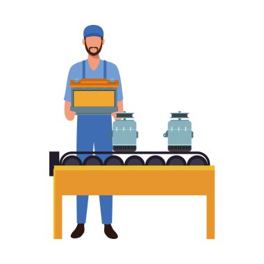 Nakliye bandında pil ve araba parçaları tutan tamirci.