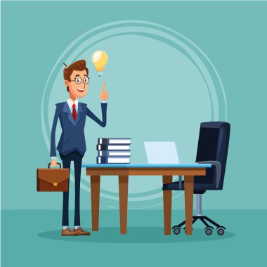 Ofis masasının önünde dizüstü bilgisayarı ve yeşil arkaplan üzerine kitapları olan bir karikatür işadamı duruyor.