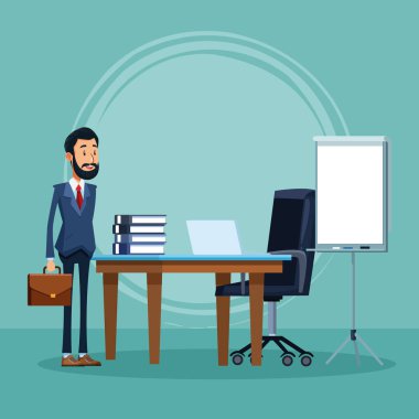 Ofis masasının önünde dizüstü bilgisayar ve kitaplarla duran iş adamı.