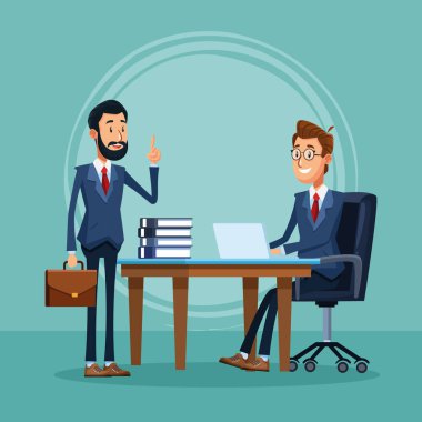 Ofis masasında oturan işadamı ve işadamı.