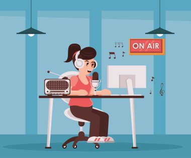 Radyo mikrofonu ve kulaklığı olan kadın spiker.