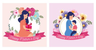 Oğlu ve hediye kartı olan güzel anneler.