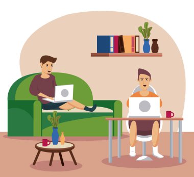 Evde dizüstü bilgisayar kullanan adamlar çalışıyor.