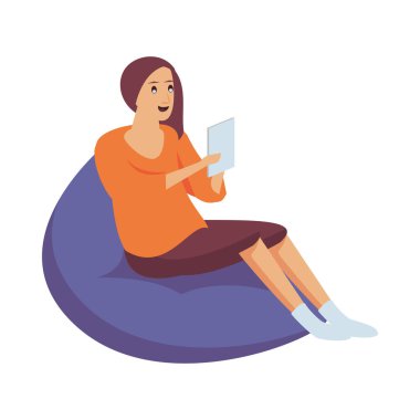 Kadın evde akıllı telefon kullanıyor.