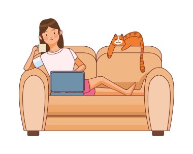 Kadın kanepede dizüstü bilgisayarla ve kediyle çalışıyor.
