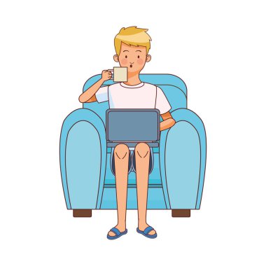 Adam dizüstü bilgisayar kullanıyor ve koltukta oturup kahve içiyor.