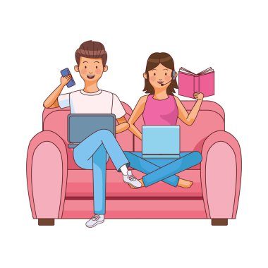 Çift oturma odasında dizüstü bilgisayarlarla çalışıyor.