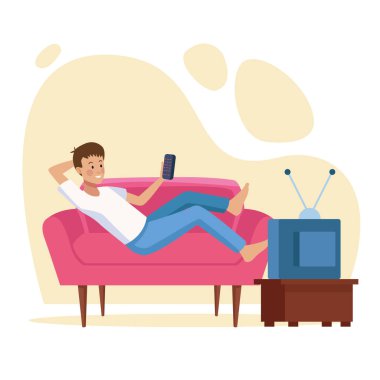 Kanepede akıllı telefon sahnesini kullanan adam.