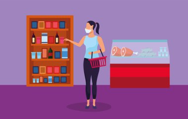 Süpermarkette maske takan bir kadın.