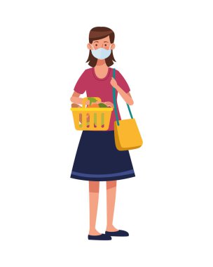 Süpermarkette yüz maskesi takan bir kadın.