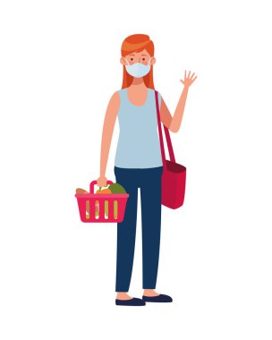 Süpermarkette yüz maskesi takan bir kadın.