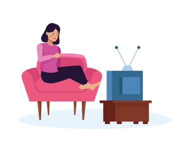 Kanepede televizyon izleyen genç bir kadın.