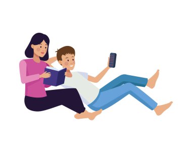 Akıllı telefon kullanan ve kitap okuyan çift