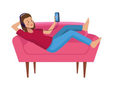 Kanepede akıllı telefon kullanan genç bir kadın.
