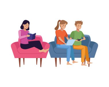 Oturma odasında faaliyet gösteren insanlar