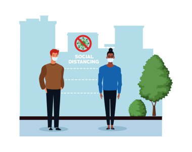 Sokakta kovid19 için yüz maskesi kullanan ırklar arası bir çift.