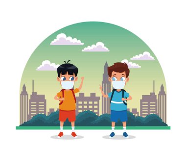 Küçük çocuklar şehirde covid19 için yüz maskesi kullanıyor.