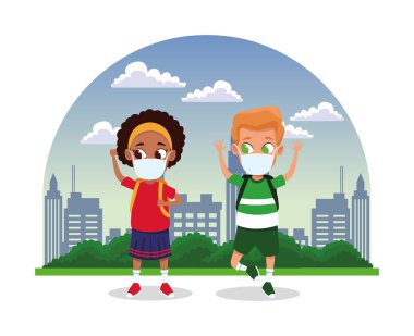 Irklar arası çocuklar şehirde covid19 için maske takıyor.