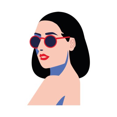 Güneş gözlüğü takan güzel bir kadın.